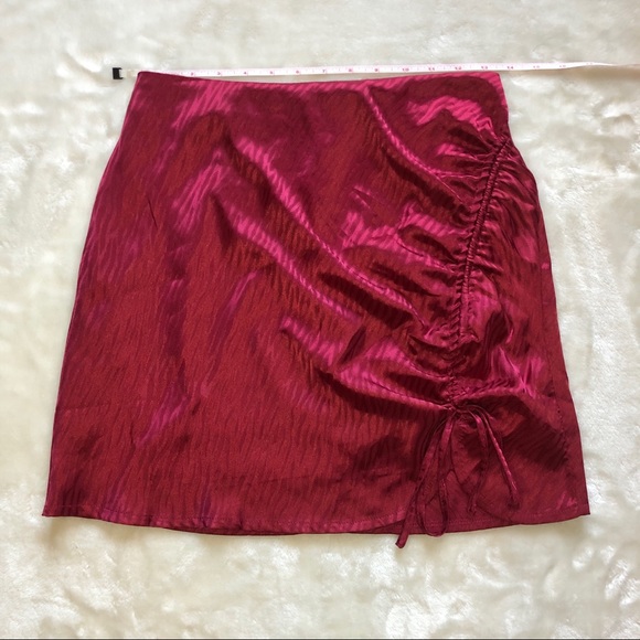 West of Melrose Maroon Zebra Print Ruched Satin Mini Skirt Size Small - Picture 2 of 10